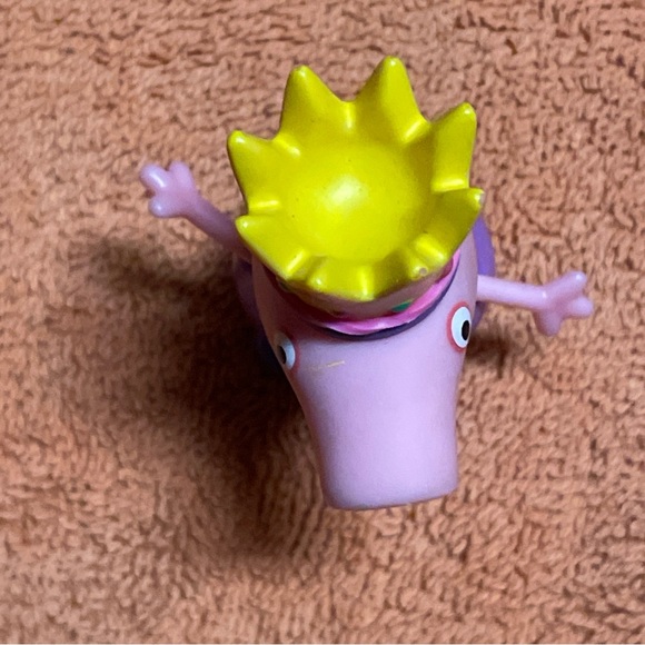 2003 Peppa Pig Royal Court - Peppa Pig With Crown  Purple Outfit Figure 2.5” - Picture 4 of 5